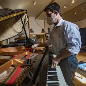 Read more about the article How to Tune Pianos: Expert Tips and Techniques 2024