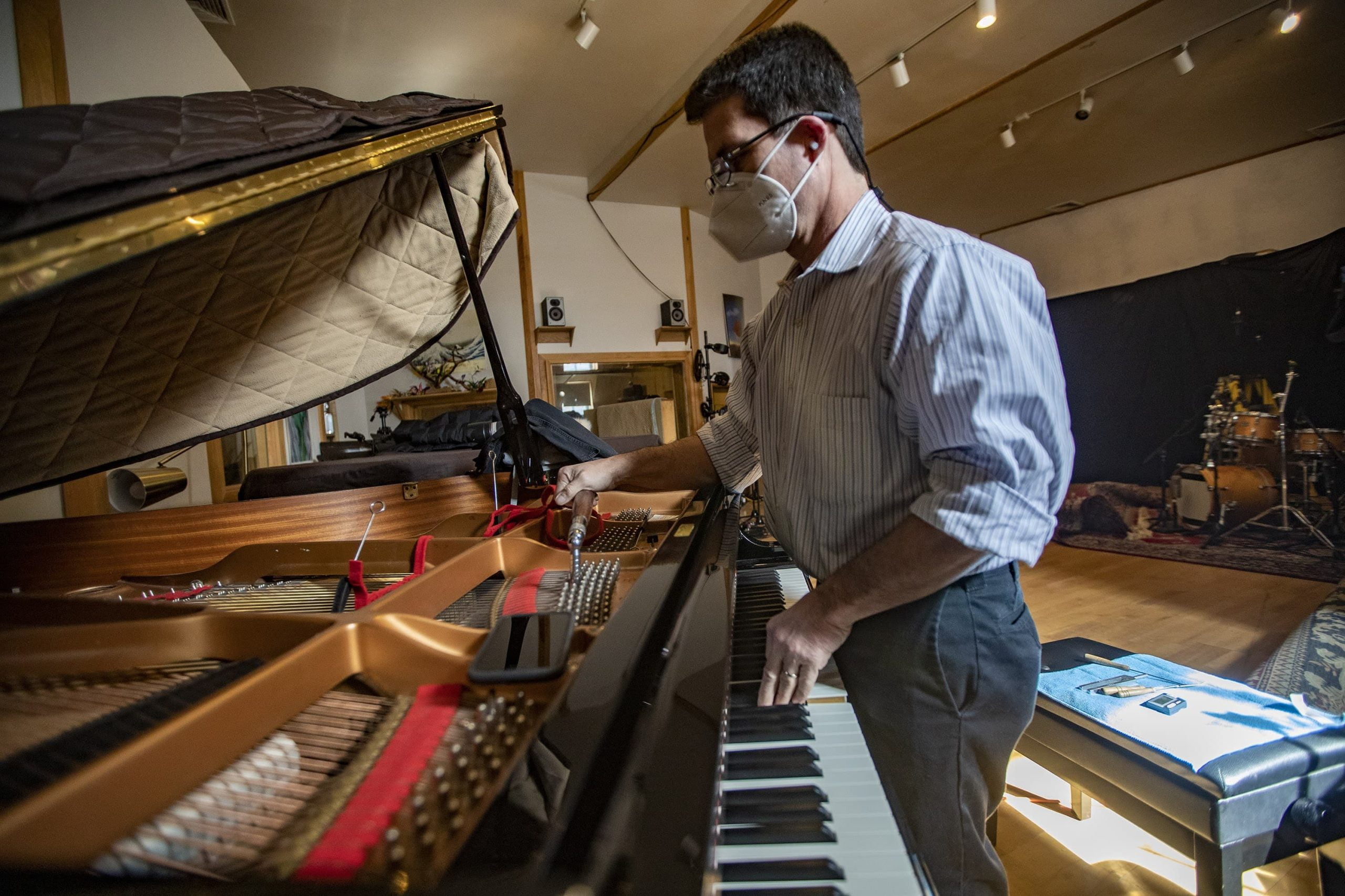 Read more about the article How to Tune Pianos: Expert Tips and Techniques 2024